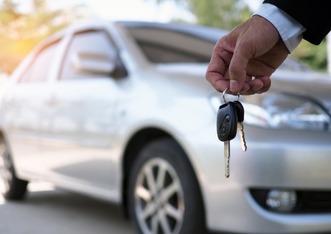 a hand holding car keys